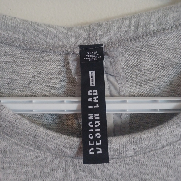 Grey long sleeve design lab top, size xs, back functional zipper detail - Picture 2 of 3